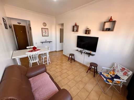 Sala espaçosa e bem iluminada.