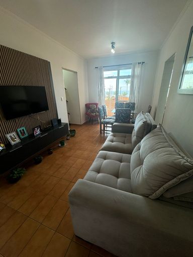 Sala de dois ambientes bem iluminada.