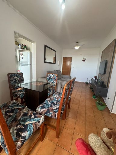 Sala de dois ambientes bem iluminada.