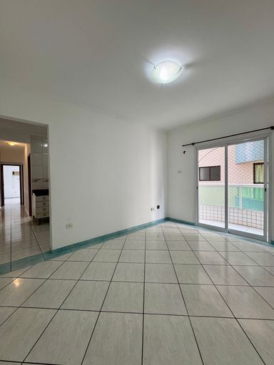 Sala ampla e bem iluminada, com acesso a sacada.