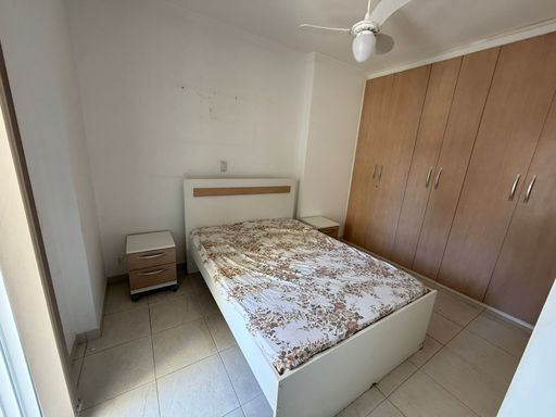 Suíte bem iluminada com acesso a sacada gourmet.