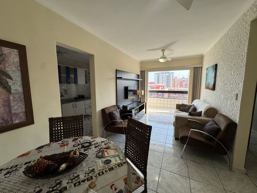 Sala bem iluminada de 2 ambientes.