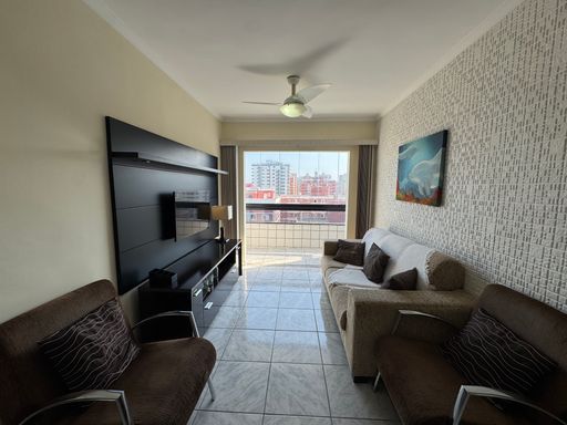 Sala bem iluminada de 2 ambientes.