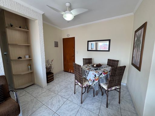 Sala bem iluminada de 2 ambientes.