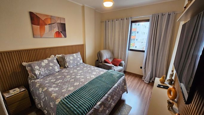 Suíte bem iluminado com vista de frente para rua.