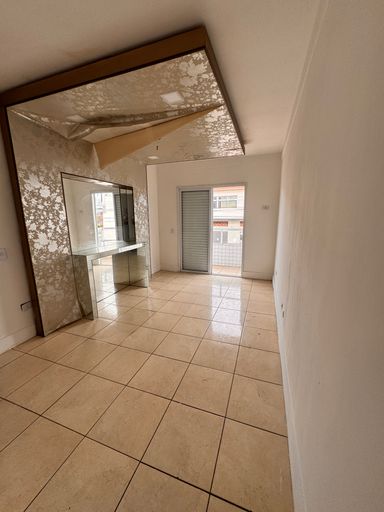 Suíte ampla e bem iluminada com uma sacada privativa de frente para rua.