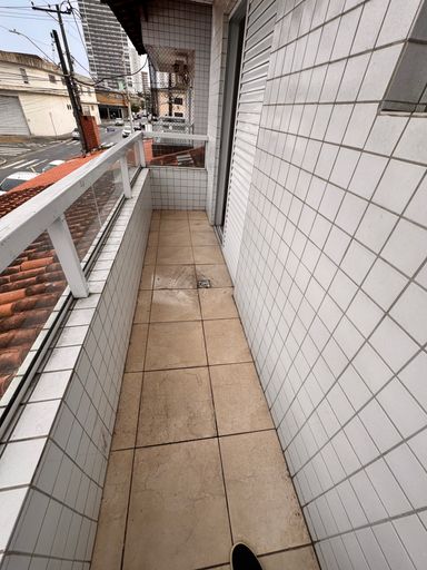 Sacada privativa da suíte de frente para rua.