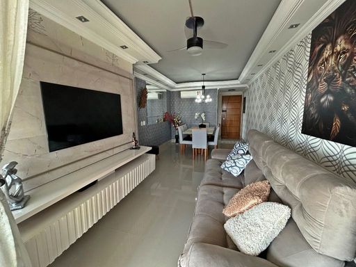 Sala ampla de 2 ambientes com teto rebaixando em gesso e ar-condicionado.