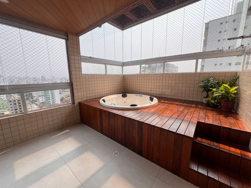 Sacada gourmet envidraçada com vista livre e Ofurô.