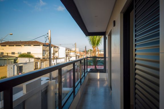 Sacada de frente para rua.