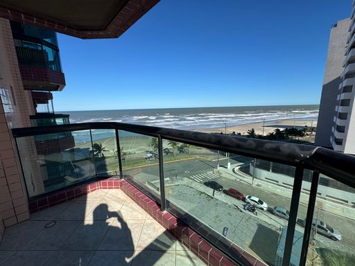 Sacada da Suíte com vista para o mar.