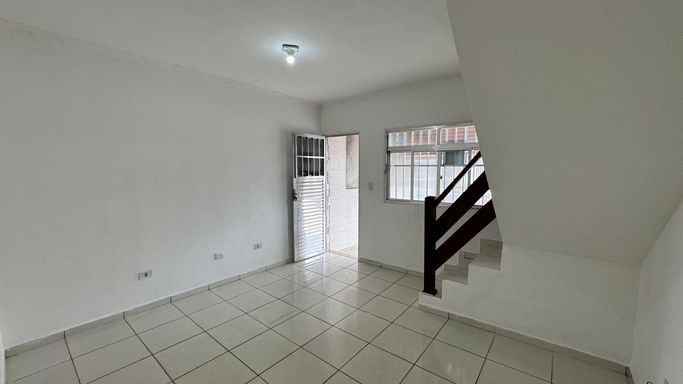Sala espaçosa e bem iluminada.