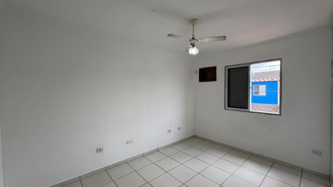 Dormitório 01 muito bem iluminado com um ventilador de teto.