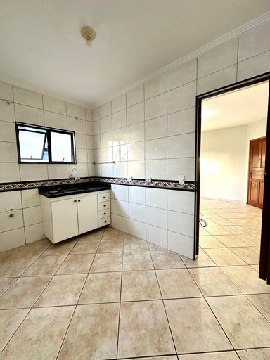 Cozinha espaçosa com uma pia e gabinete.