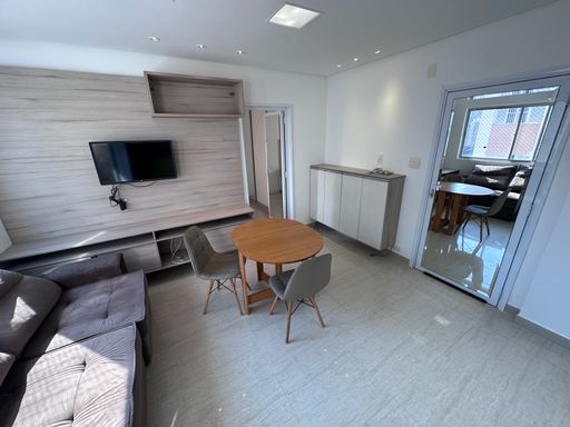 Sala ampla com ar condicionado, sofá de 02 lugares, mesa redonda de madeira, painel de TV e TV e Cozinha Toda Montada inclusive eletrodomésticos.