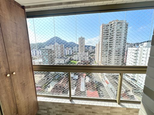 Sacada envidraçada com vista livre.