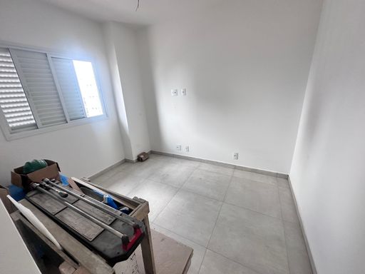 Suíte bem iluminado com paredes brancas.