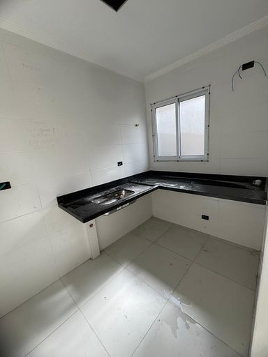 Cozinha com bancada de mármore.
