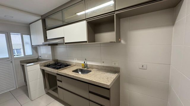 Cozinha planejada com fogão embutido.