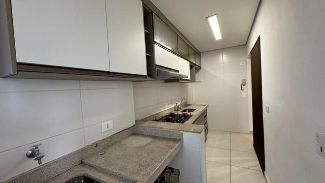 Cozinha planejada com fogão embutido.