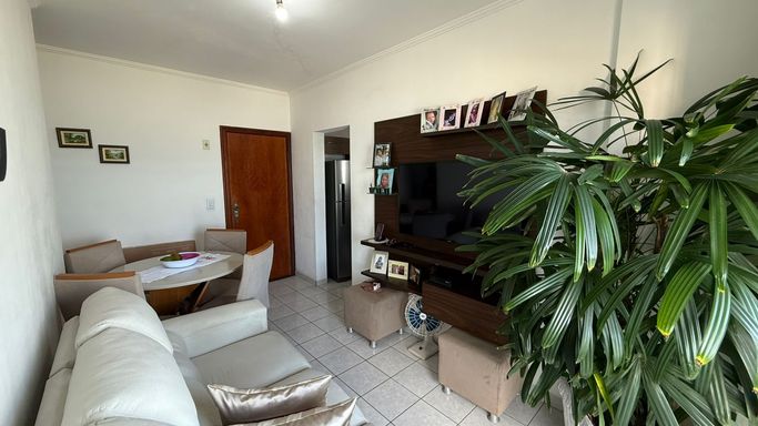 Sala espaçosa e bem iluminada com uma sacada privativa.