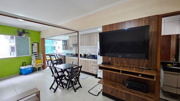 Sala living ampla com divisória para sala e dormitório.