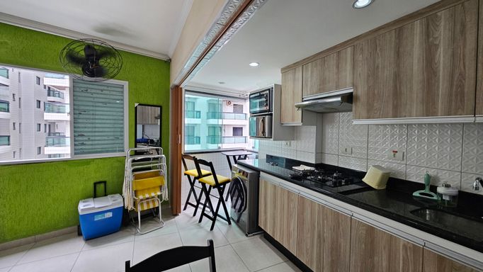 Sala living ampla com divisória para sala, cozinha e dormitório.
