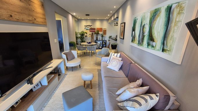 Sala de 2 ambientes com sofá e mesa de jantar para 04 pessoas.