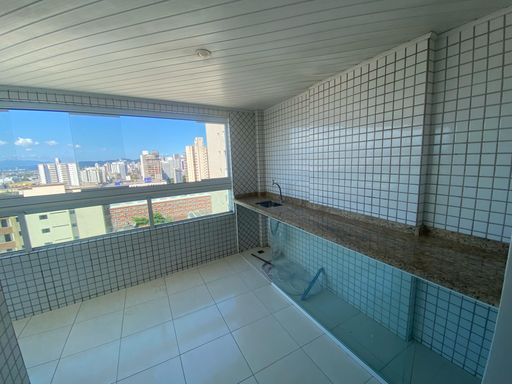 Sacada envidraçada com vista mar.