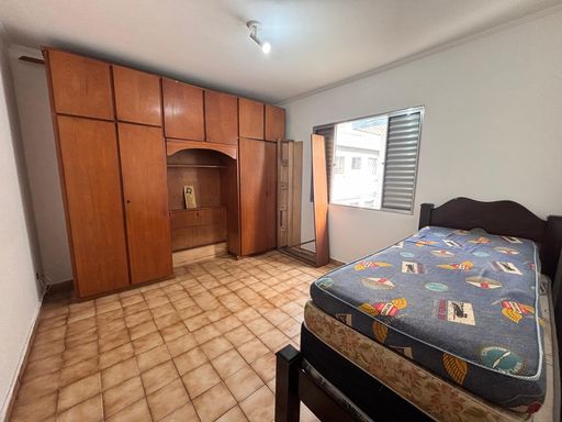 Dormitório bem iluminado e espaçoso.