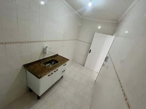 Cozinha com uma pia e gabinete.