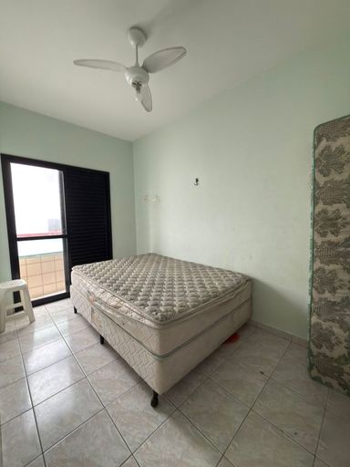 Dormitório espaçoso com uma sacada privativa.