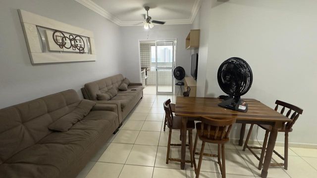 Sala ampla de 2 ambientes com ventilador de teto.