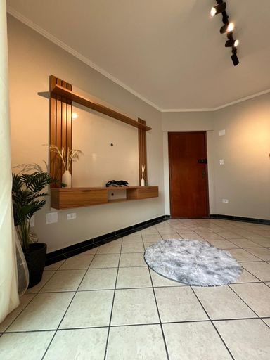 Sala ampla e bem iluminada com um sofá.