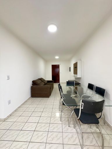 Sala ampla e bem iluminada.