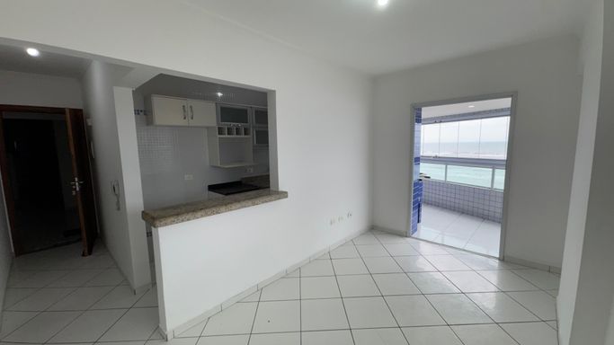 Sala espaçosa e bem iluminada.