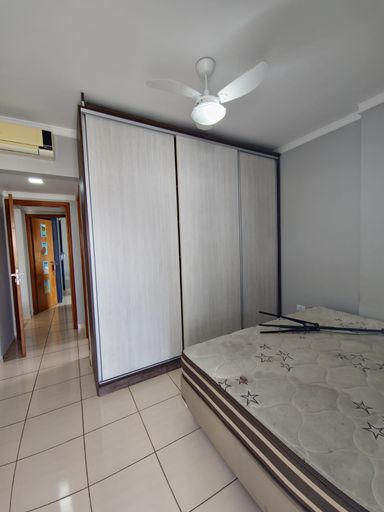 Suíte com acesso a sacada.