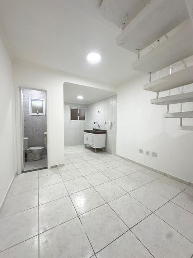 Sala espaçosa integrada com a cozinha.