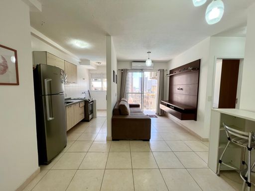 Sala bem iluminada de 2 ambientes com ar-condicionado.