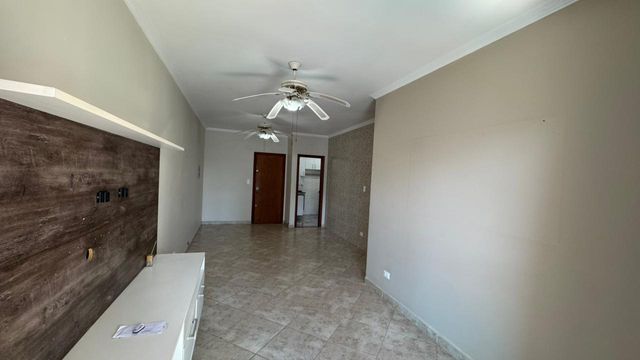 Sala ampla e bem iluminada de 2 ambientes com 2 ventiladores de teto.