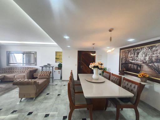 Sala espaçosa para 3 ambientes
