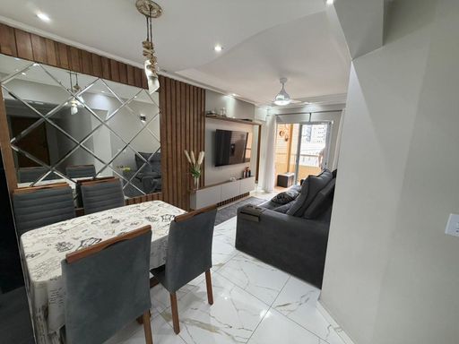 Sala de 2 ambientes com parede espelhada.