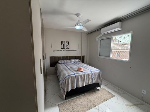 Dormitório bem iluminado