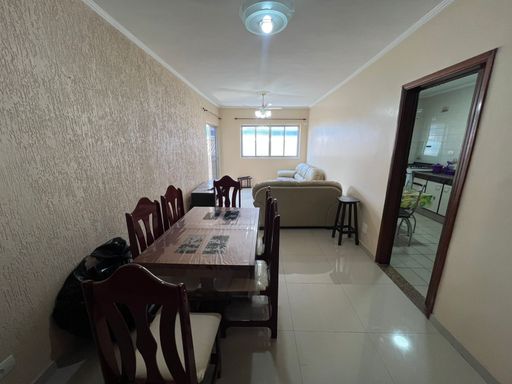 Sala ampla e bem iluminada de 2 ambientes.