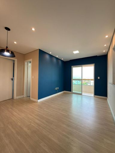 Sala de 2 ambientes com piso laminado.