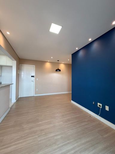 Sala de 2 ambientes com piso laminado.