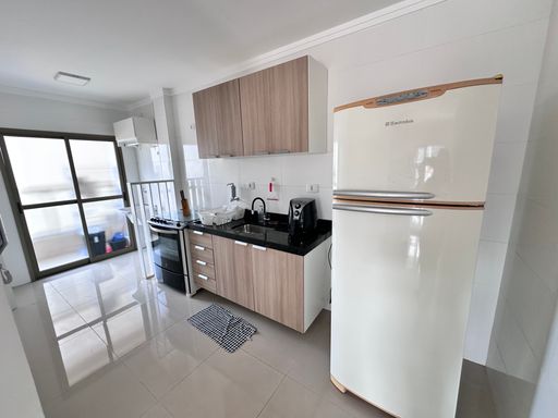 Cozinha espaçosa e bem iluminada.