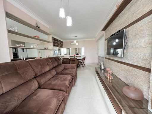 Sala bem iluminada de 2 ambientes.