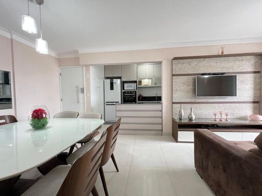 Sala bem iluminada de 2 ambientes.