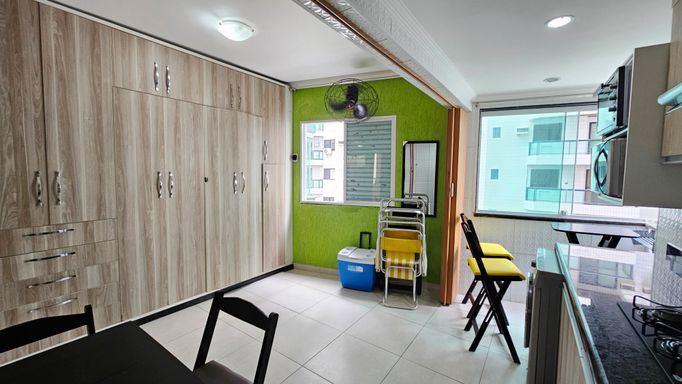 Sala living ampla com divisória para sala, cozinha e dormitório.
